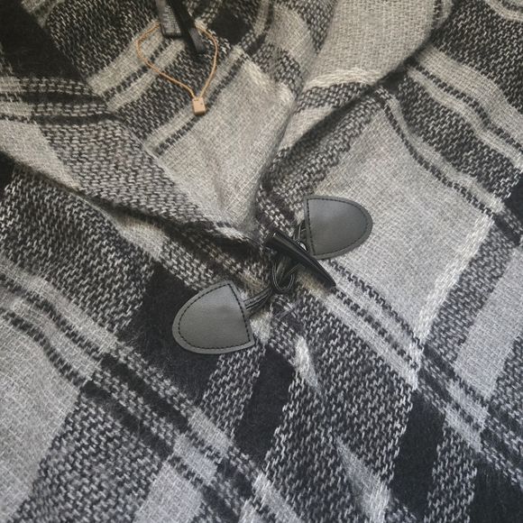 Black And Gray Plaid Cape with Toggle Closure NWOT One Size - Picture 3 of 6